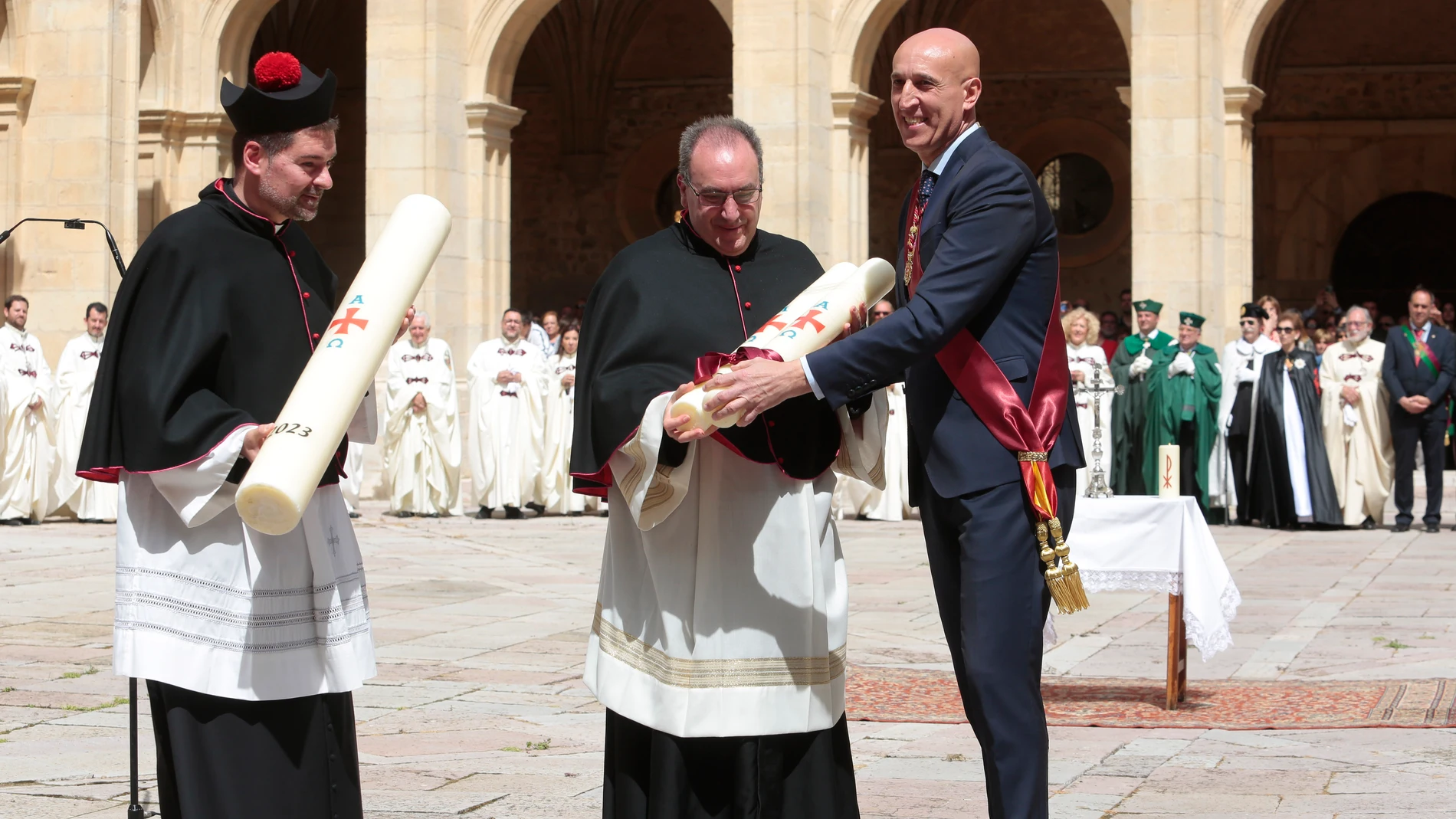 El alcalde de León, José Antonio Diez, y el exabad de San Isidoro Francisco Rodríguez protagonizan la ceremonia tradicional de Las Cabezadas