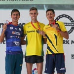 Francesco Fortunato, en el centro, ganador de la prueba