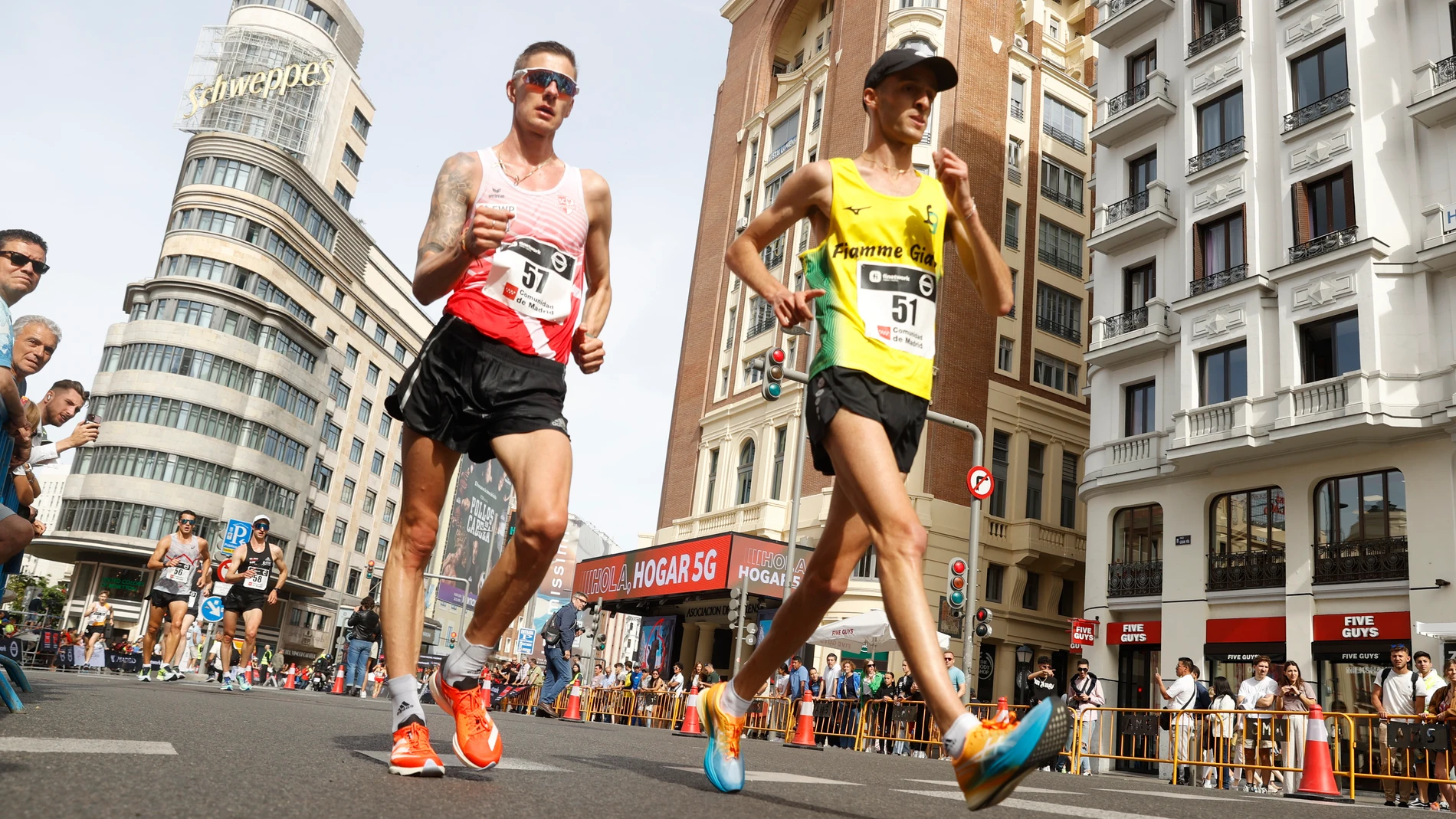 El corredor Francesco Fortunato (d), vencedor de la categoría masculina, durante el Gran Premio Internacional de Marcha celebrado este domingo en Madrid