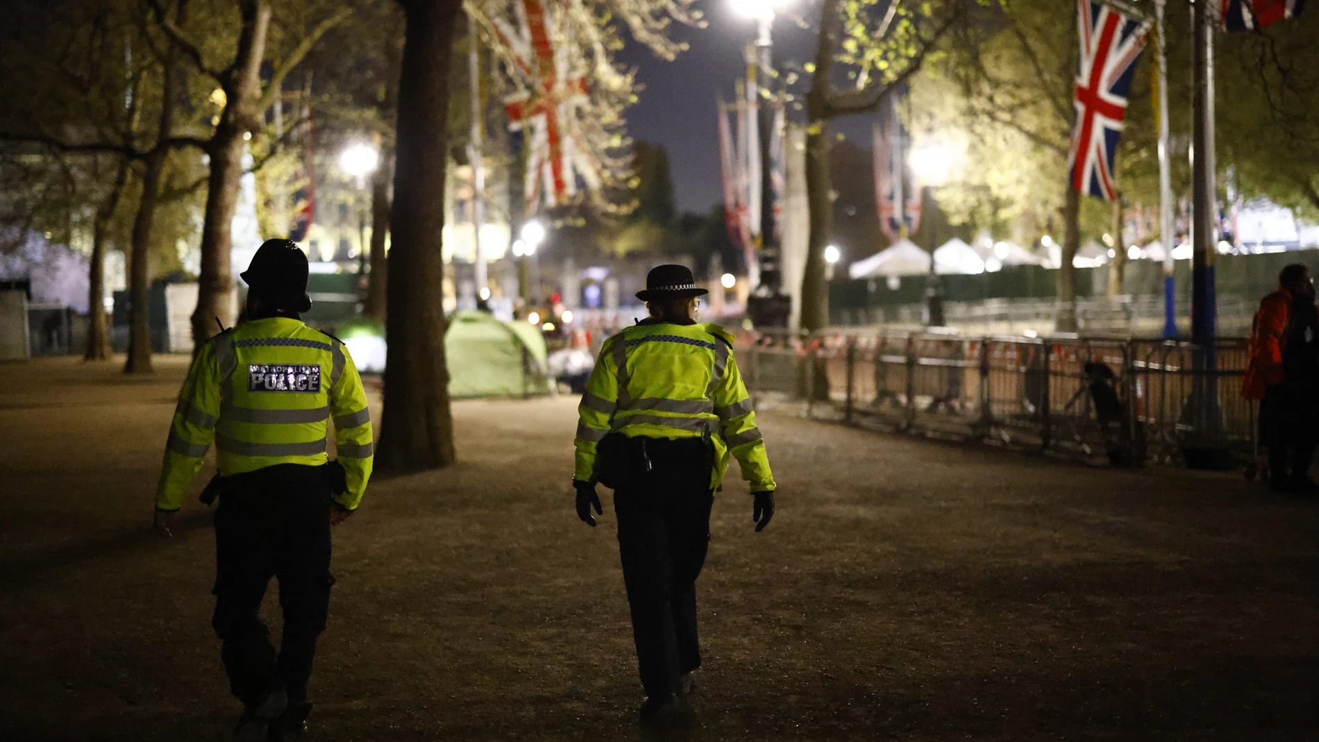 London (United Kingdom), 02/05/2023.- Police patrol the scene after a man was arrested after allegedly throwing items, suspected to be shotgun cartridges, into the grounds of Buckingham Palace in London, Britain, 02 May 2023, ahead of the coronation of Britain's King Charles III. (Reino Unido, Londres) EFE/EPA/TOLGA AKMEN