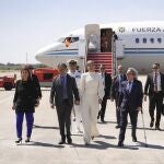 El presidente de Colombia, Gustavo Petro (c-i), ha llegado este martes a Madrid en su primera visita de Estado a España, con el objetivo de robustecer las relaciones bilaterales en lo económico y comercial, pero también tratar el proceso impulsado en el país latinoamericano para conseguir lo que el mandatario colombiano denomina la paz total. En la imagen, Petro llega al Aeropuerto Internacional Adolfo Suárez acompañado de su mujer, Verónica Alcocer (c). 