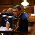 Pedro Sánchez habla con Aitor Esteban durante un pleno en el Congreso.