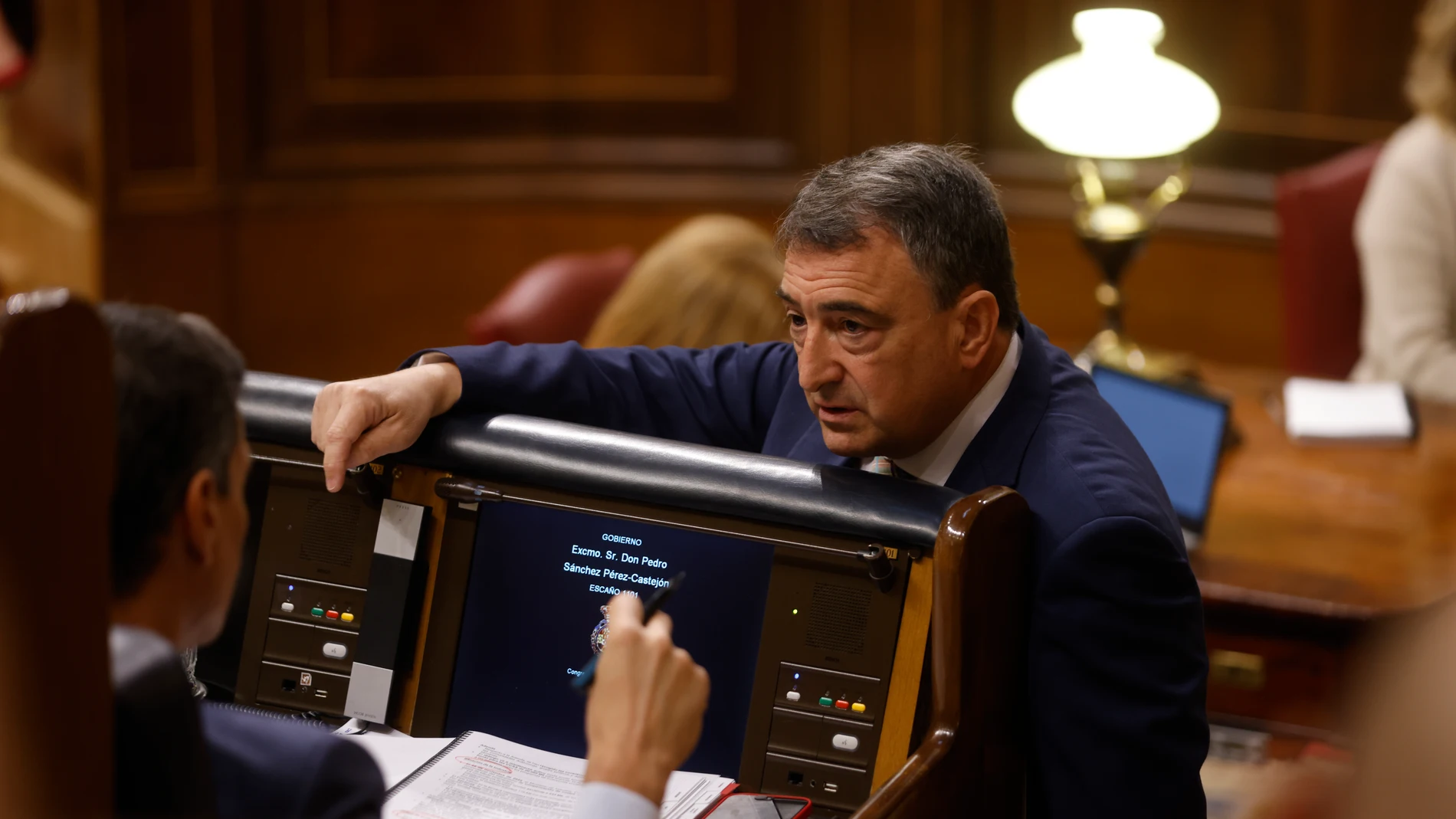 Pedro Sánchez habla con Aitor Esteban durante un pleno en el Congreso.