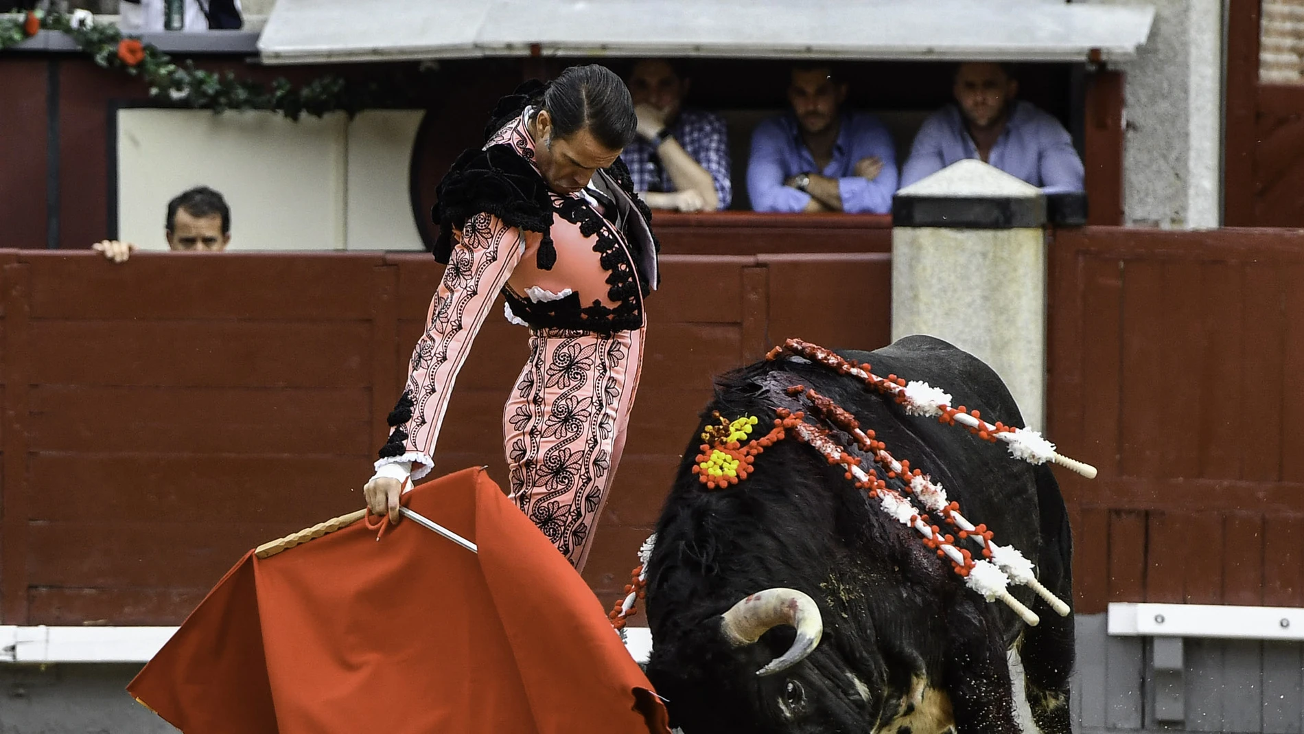 El diestro Uceda Leal torea durante la tradicional Corrida Goyesca del 2 de mayo, este martes en la Plaza de Toros de Las Ventas, en Madrid.
