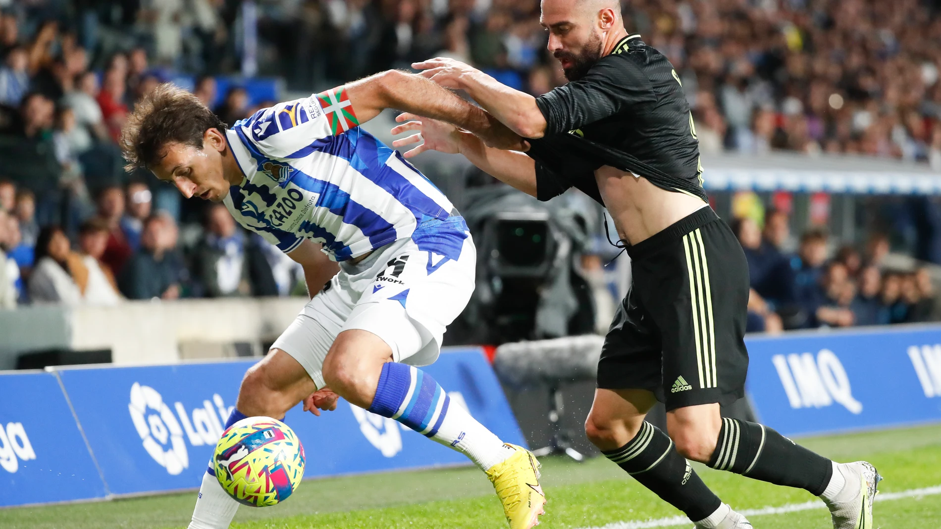 SAN SEBASTIÁN, 02/05/2023.- El defensa del Real Madrid Dani Carvajal (d) en una disputa con Mikel Oyarzabal, delantero de la Real Sociedad durante el partido de Liga en Primera División que Real Sociedad y Real Madrid disputan hoy martes en el estadio Reale Arena, en San Sebastián. EFE/ Juan Herrero