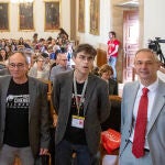 El rector Ricardo Rivero junto con varios participantes en este ciclo
