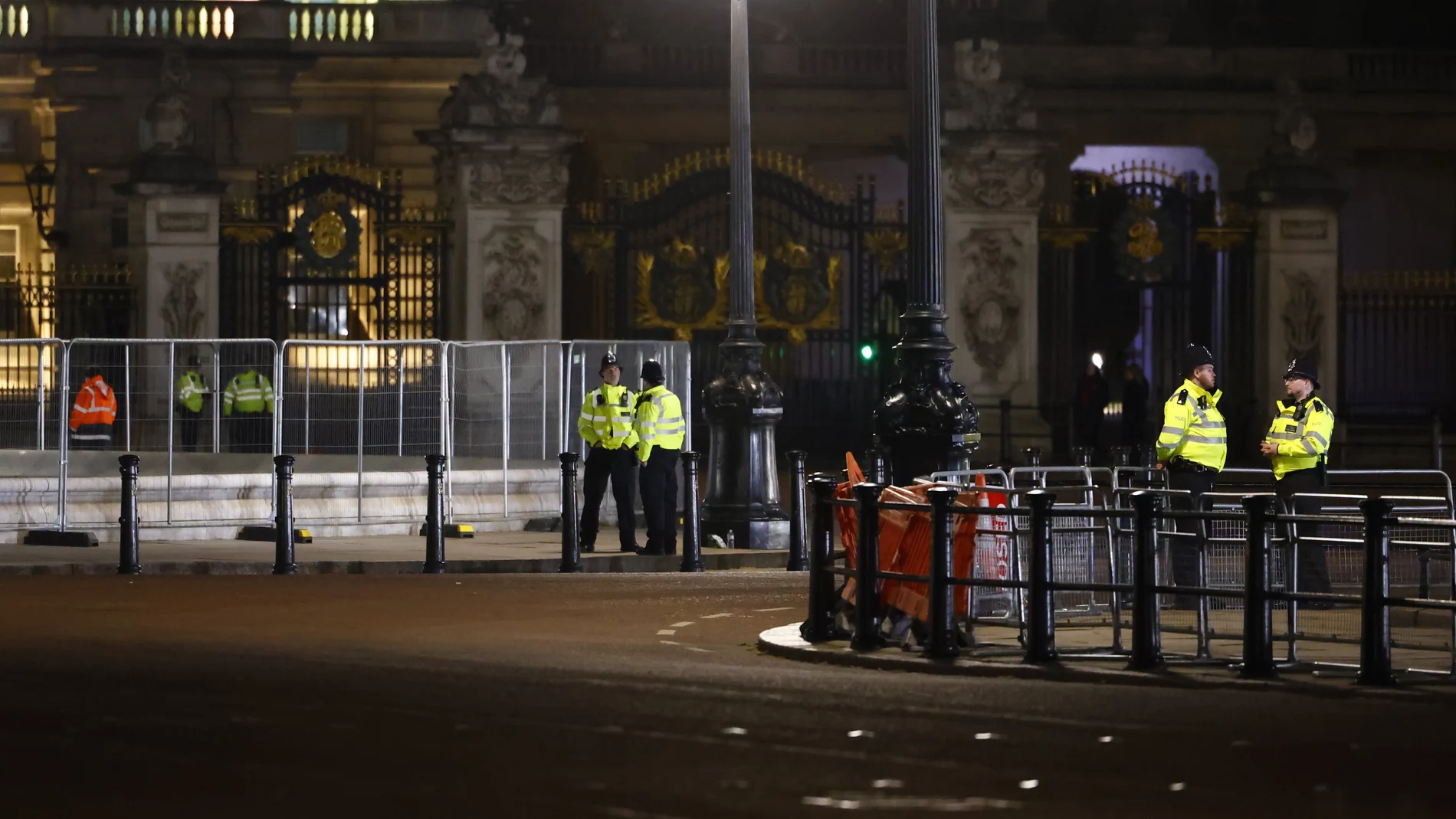 London (United Kingdom), 02/05/2023.- Police activity at the scene after a man was arrested after allegedly throwing items, suspected to be shotgun cartridges, into the grounds of Buckingham Palace in London, Britain, 02 May 2023.