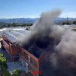 Los Bomberos controlan un incendio en un almacén de Rubí 