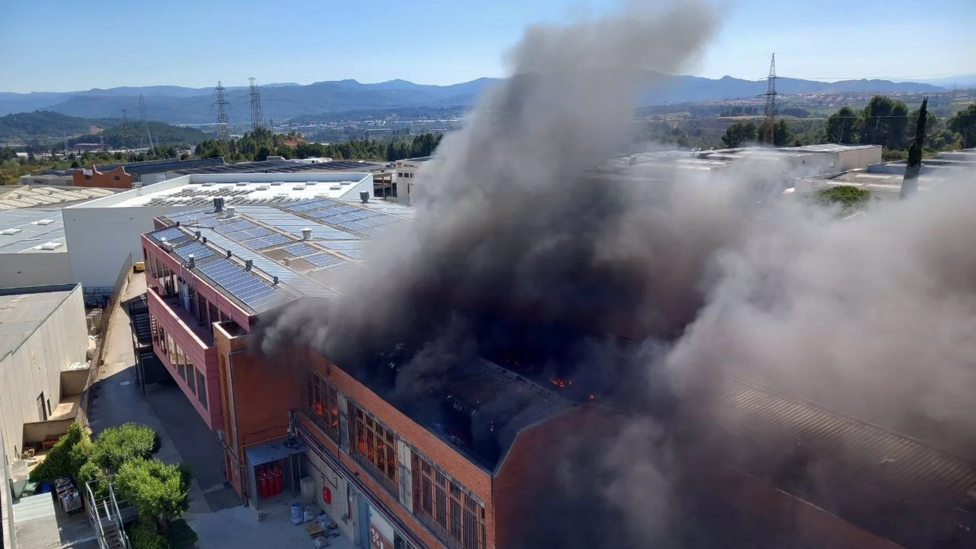 Los Bomberos controlan un incendio en un almacén de Rubí