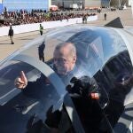 Erdogan, en la cabina del piloto del prototipo del caza de quinta generación KAAN, presentado ayer