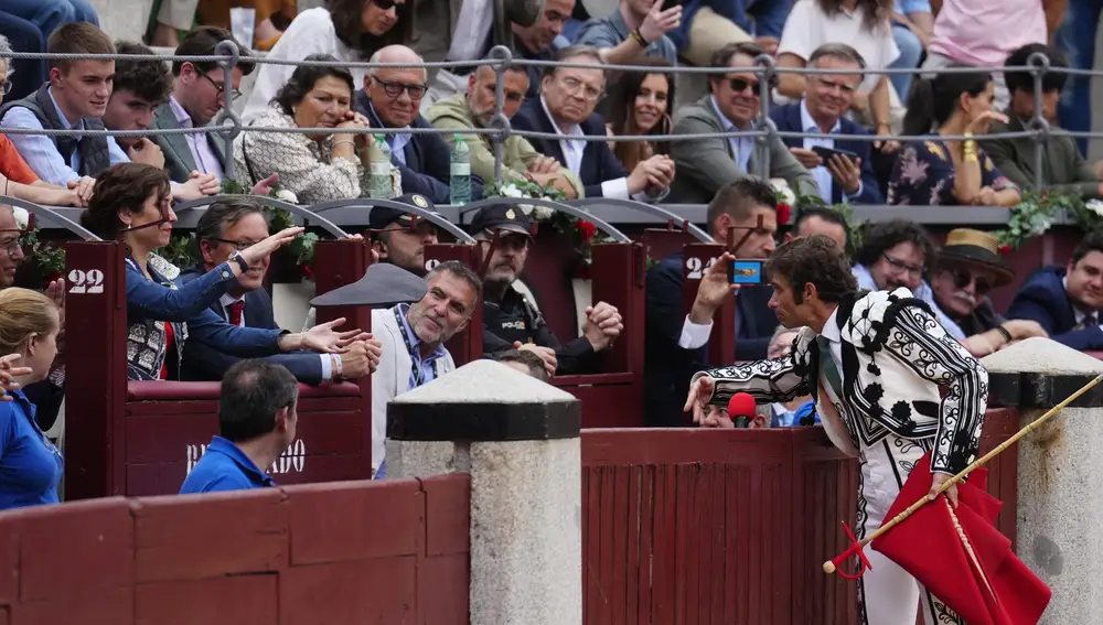 El diestro Fernando Robleño (d) entrega su capote a la presidenta de la Comunidad de Madrid, Isabel Díaz Ayuso (i), durante la tradicional Corrida Goyesca del 2 de mayo, este martes en la Plaza de Toros de Las Ventas, en Madrid.
