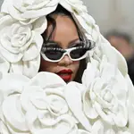 Rihanna en la Met Gala 2023 y las mejores vestidas de la alfombra roja.