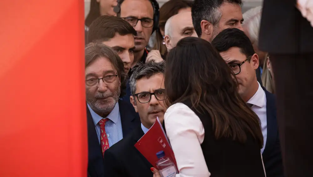 Momento en el que el ministro de Presidencia, Félix Bolaños (c), intenta subir a la tribuna del acto cívico militar por el Dos de Mayo, Día de la Comunidad de Madrid