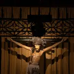 Restauran el Cristo de Lepanto de la Catedral de Barcelona y descubren su policromía del XIX