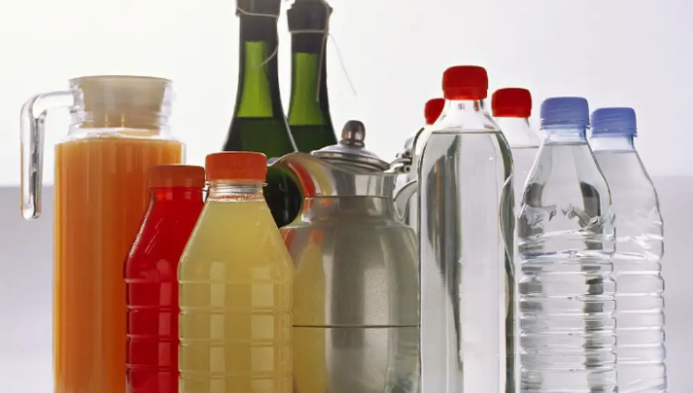 El análisis de 75 muestras de bebidas reveló mayor presencia de plastificantes organofosforados en las bebidas azucaradas