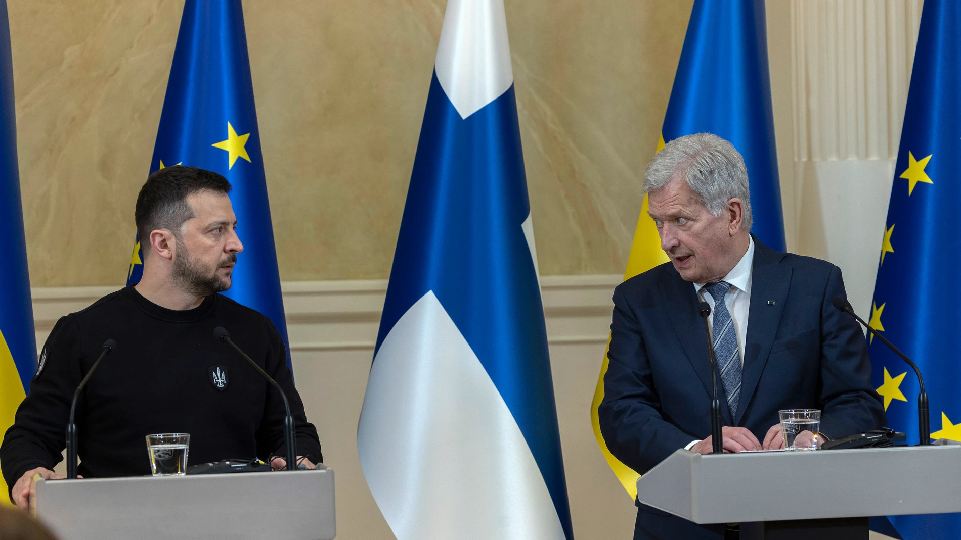 Helsinki (Finland), 03/05/2023.- Ukraine President Volodymyr Zelensky (L) and his Finnish counterpart Sauli Niinisto (R) give a press conference following their meeting in Helsinki, Finland, 03 May 2023. Zelenskiy arrived in Finland on Wednesday for meetings with Nordic leaders to discuss the war with Russia and European relations. (Finlandia, Rusia, Ucrania) EFE/EPA/MAURI RATILAINEN