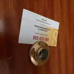 Tarjeta de visita en un domicilio sevillano esta misma mañana