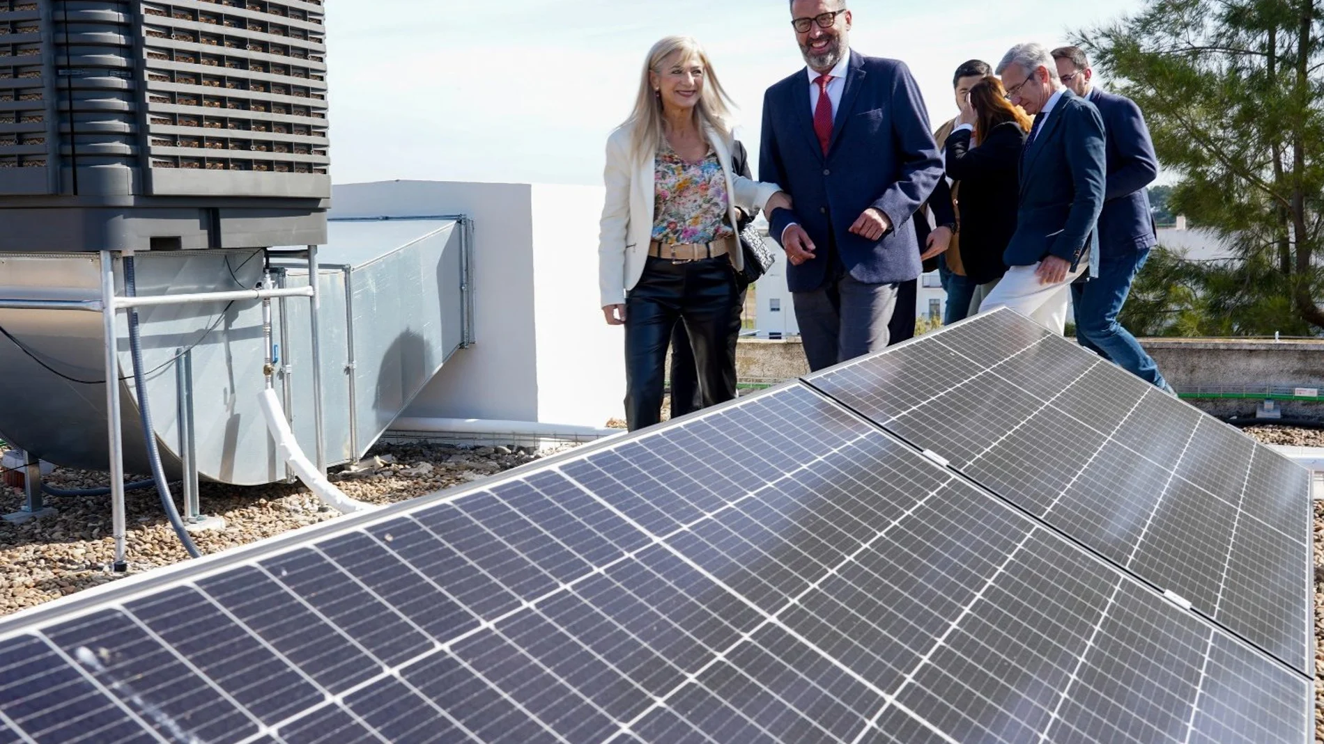 La consejera de Desarrollo Educativo, Patricia del Pozo, visita las obras de bioclimatización de un instituto en Los Palacios (Sevilla)