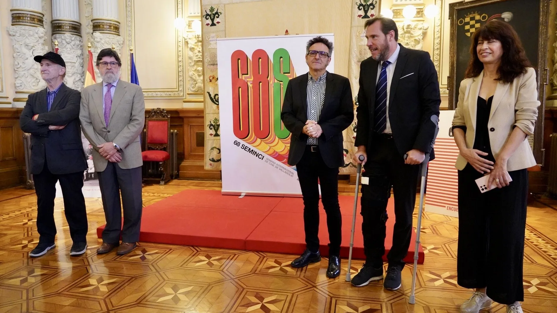 Cienfuegos junto al alcalde Óscar Puente, la concejal Ana Redondo y Javier Angulo, entre otros
