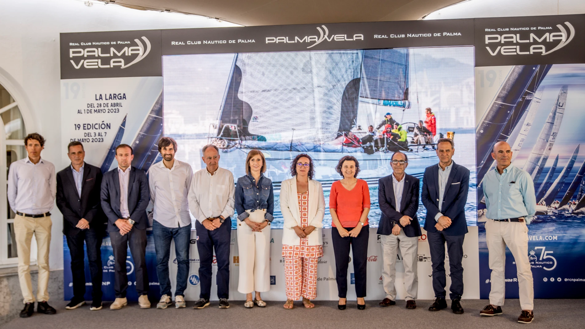 19ª PalmaVela con más de un centenar de barcos de 20 nacionalidades. Desde la izqda.: José Ramón Crespí, David Echauri, Miguel Pastor Jordá, Carles Gonyalons, Javier Sanz, Alejandra Vanolli, Joana María Adrover, Fina Santiago, Emerico Fuster, Xabier Ramis y Miguel Sánchez-Cuenca.