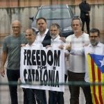 (I-D) El exconseller de Asuntos Exteriores, Relaciones Institucionales y Transparencia de la Generalitat Raül Romeva (ERC), el exconseller de la Presidencia y ex portavoz de la Generalitat Jordi Turull (JxCat), el exvicepresidente de la Generalitat y líder de ERC, Oriol Junqueras, el presidente de Òmnium Cultural, Jordi Cuixart, el exconseller de Interior de la Generalitat Joaquim Forn (PDeCAT), el secretario general de Junts, Jordi Sànchez y el exconseller de Territorio y Sostenibilidad de la Generalidad Josep Rull (JxCat), posan una bandera de la estelada y un cartel en el que se lee: `Freedom For Catalonia´, tras salir de la prisión de LLedoners.