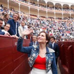 El look de Isabel Díaz Ayuso para una tarde en Las Ventas.