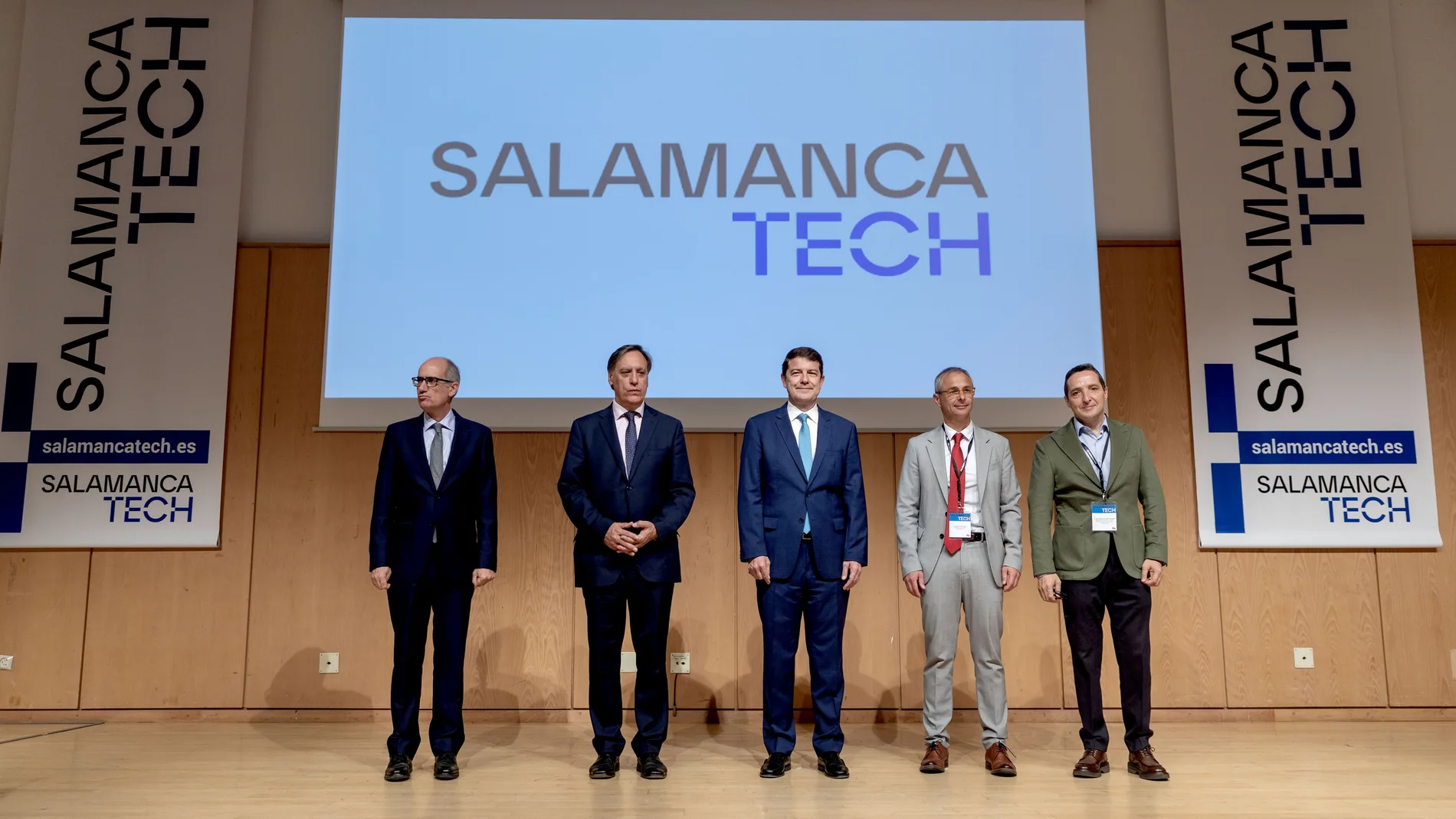 Fernández Manñueco; el alcalde de Salamanca, Carlos García Carbayo; el rector de la Usal, Ricardo Rivero; el presidente de la Diputación salmantina, Javier Iglesias; y el presidente de AIR Institute, Juan Manuel Corchado, participan en la inauguración de la jornada Salamanca Tech Day
