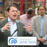 Mañueco durante la precampaña de las elecciones municipales en Miranda de Ebro para arropar a Sergio Montoya