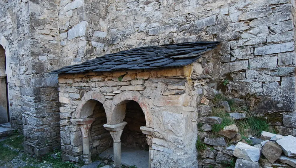Puerta de acceso a la Iglesia de Peñalba de Santiago