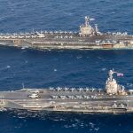 El USS Gerald R Ford navegando junto al USS Harry S. Truman, de la anterior clase Nimitz
