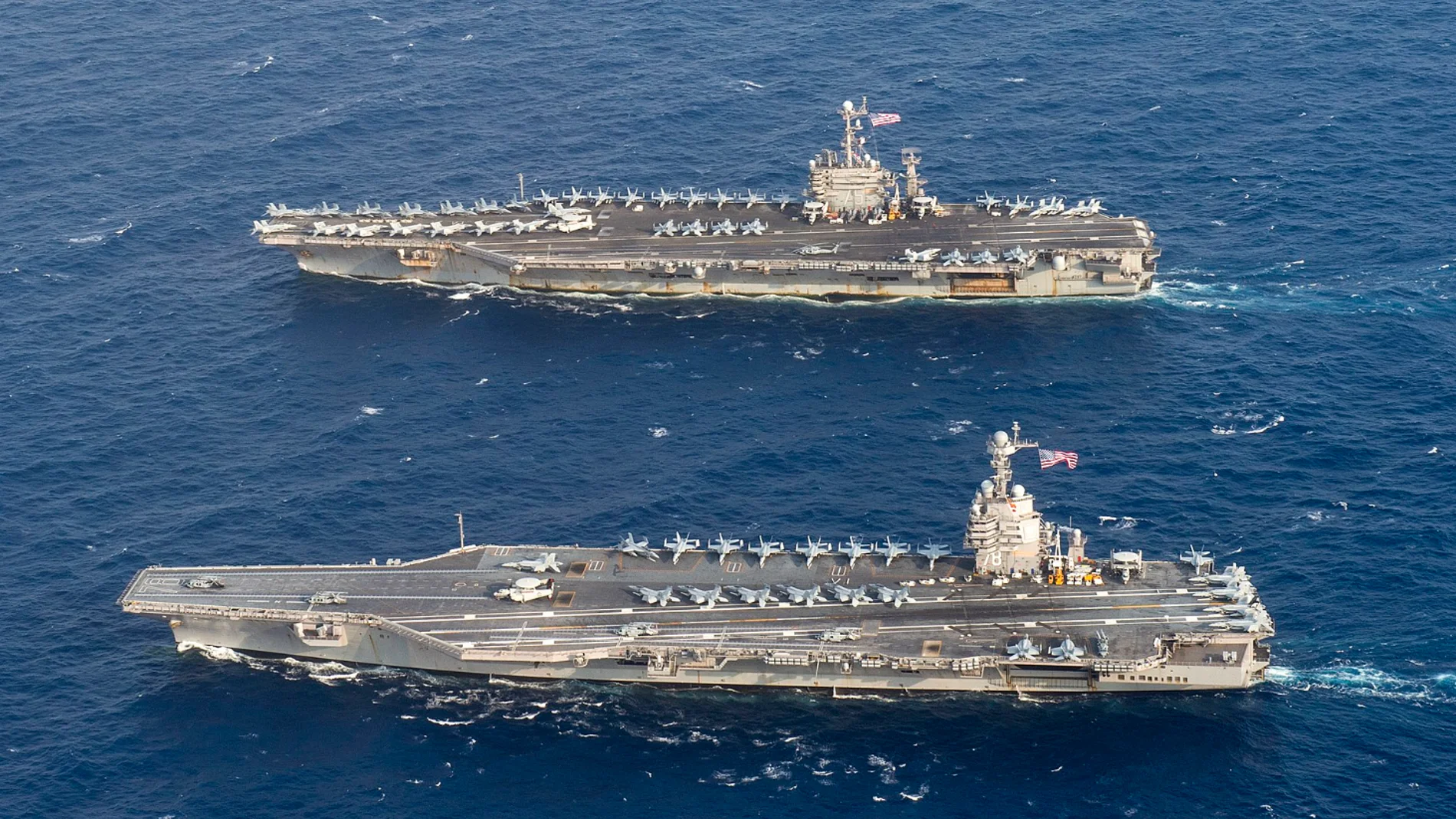 El USS Gerald R Ford navegando junto al USS Harry S. Truman, de la anterior clase Nimitz