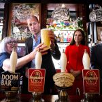 Los príncipes de Gales en un pub