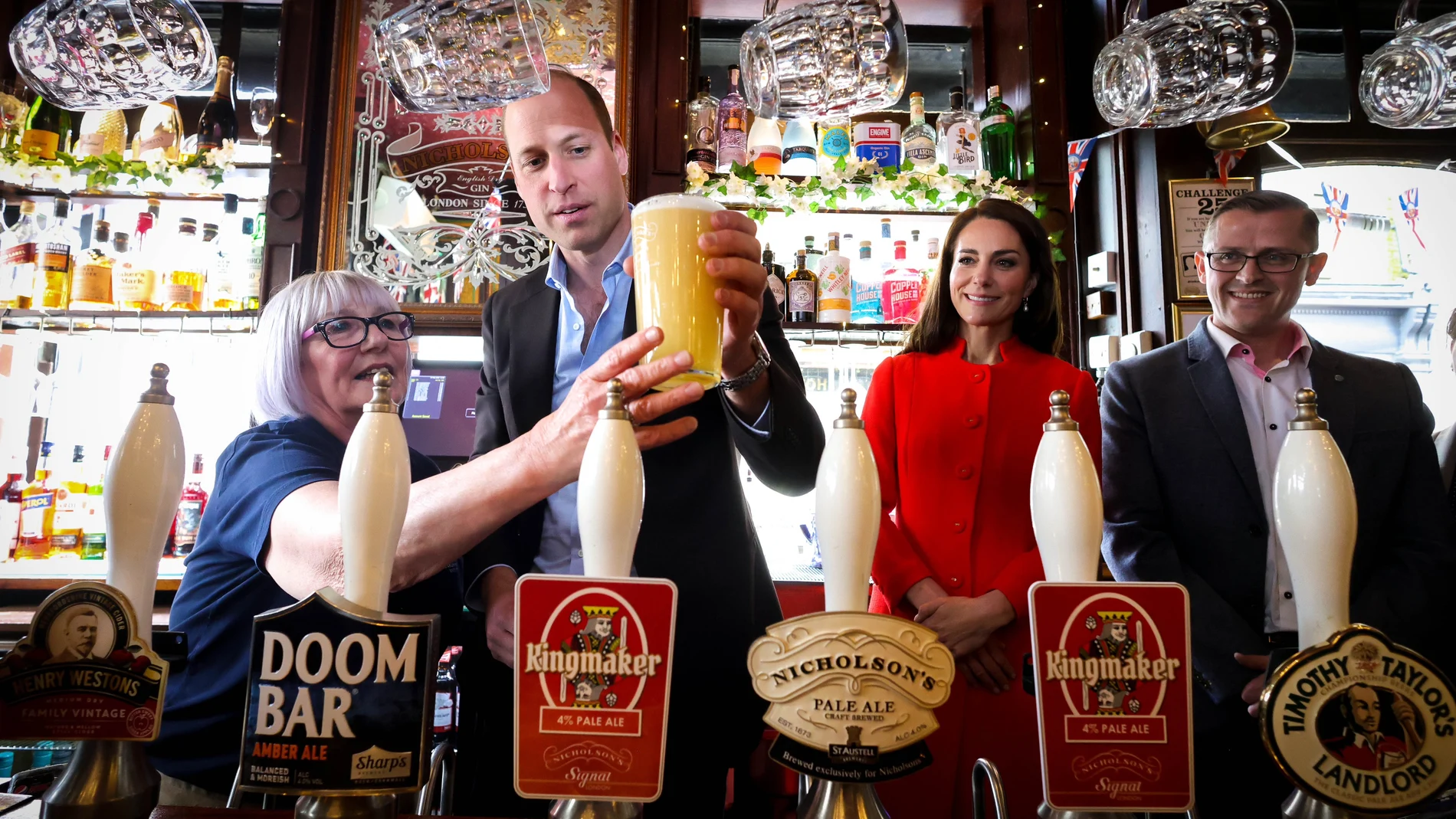 Los príncipes de Gales en un pub