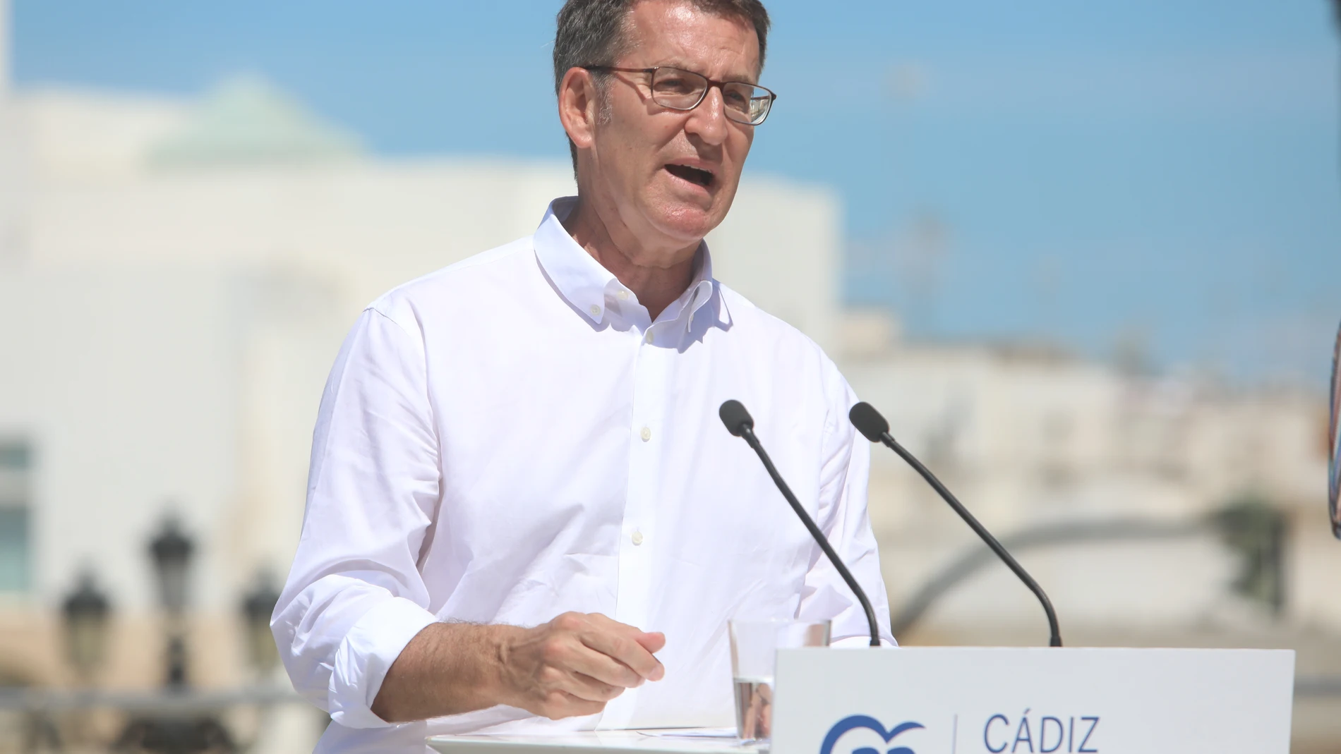 El presidente del PP, Alberto Núñez Feijóo (i), durante su intervención en el acto, a 04 de mayo de 2023, en Cádiz (Andalucía, España). El presidente del PP, Alberto Núñez Feijóo, ha clausurado el acto de presentación de la candidatura del PP a la Alcaldía que encabeza Bruno García. 04 MAYO 2023 Nacho Frade / Europa Press 04/05/2023