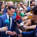 Moreno atiende a los medios en el Parlamento andaluz