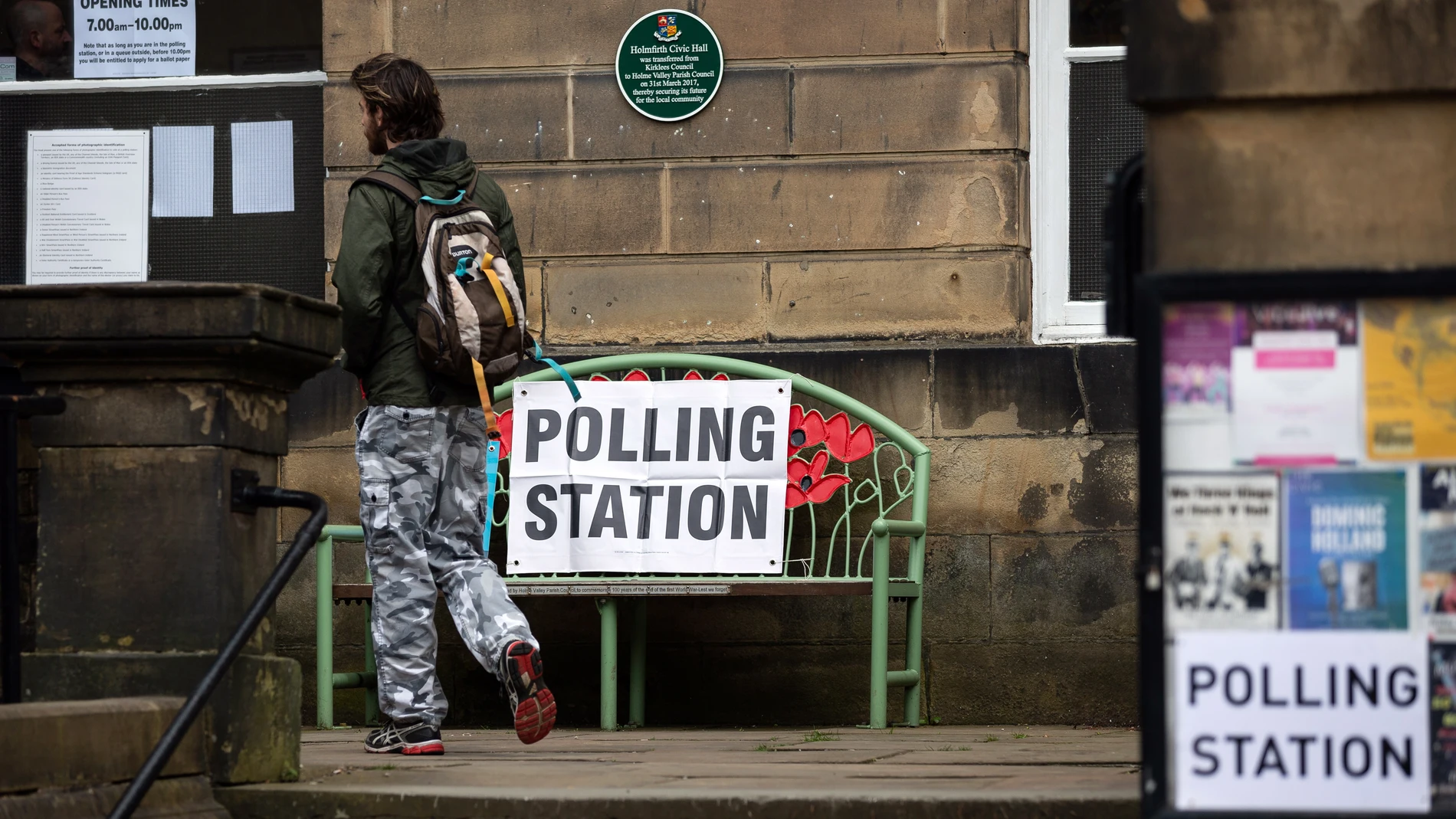 Un hombre acude a votar en Holmfirth en las elecciones locales de este jueves
