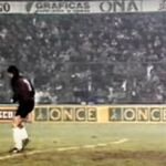 Un petardo explota al lado de Buyo en un Osasuna-Real Madrid