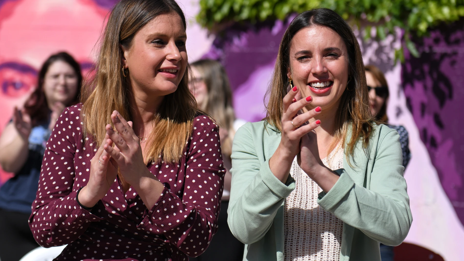 La candidata de Podemos a la Presidencia de la Comunidad de Madrid, Alejandra Jacinto (i), y la ministra de Igualdad y secretaria de Acción de Gobierno de Podemos, Irene Montero (d), aplauden durante el acto de precampaña de Podemos ‘Valentía y feminismo para transformar’, junto al mural feminista de Getafe, a 5 de mayo de 2023, en Getafe, Madrid (España). Al evento han asistido las candidatas de Podemos a las elecciones. El acto se celebra de cara a las próximas elecciones municipales y autonómicas del 28 de mayo. 05 MAYO 2023;MADRID;IRENE MONTERO;FEMINISMO Fernando Sánchez / Europa Press 05/05/2023