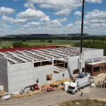 Imagen de las obras de la nueva fábrica de Cascajares que se inaugurará en septiembre en Dueñas