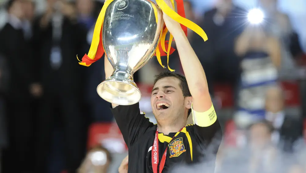 España gana la Eurocopa de fútbol de 2008 de tras ganar en la final a Alemania (1-0). Casillas levanta el trofeo