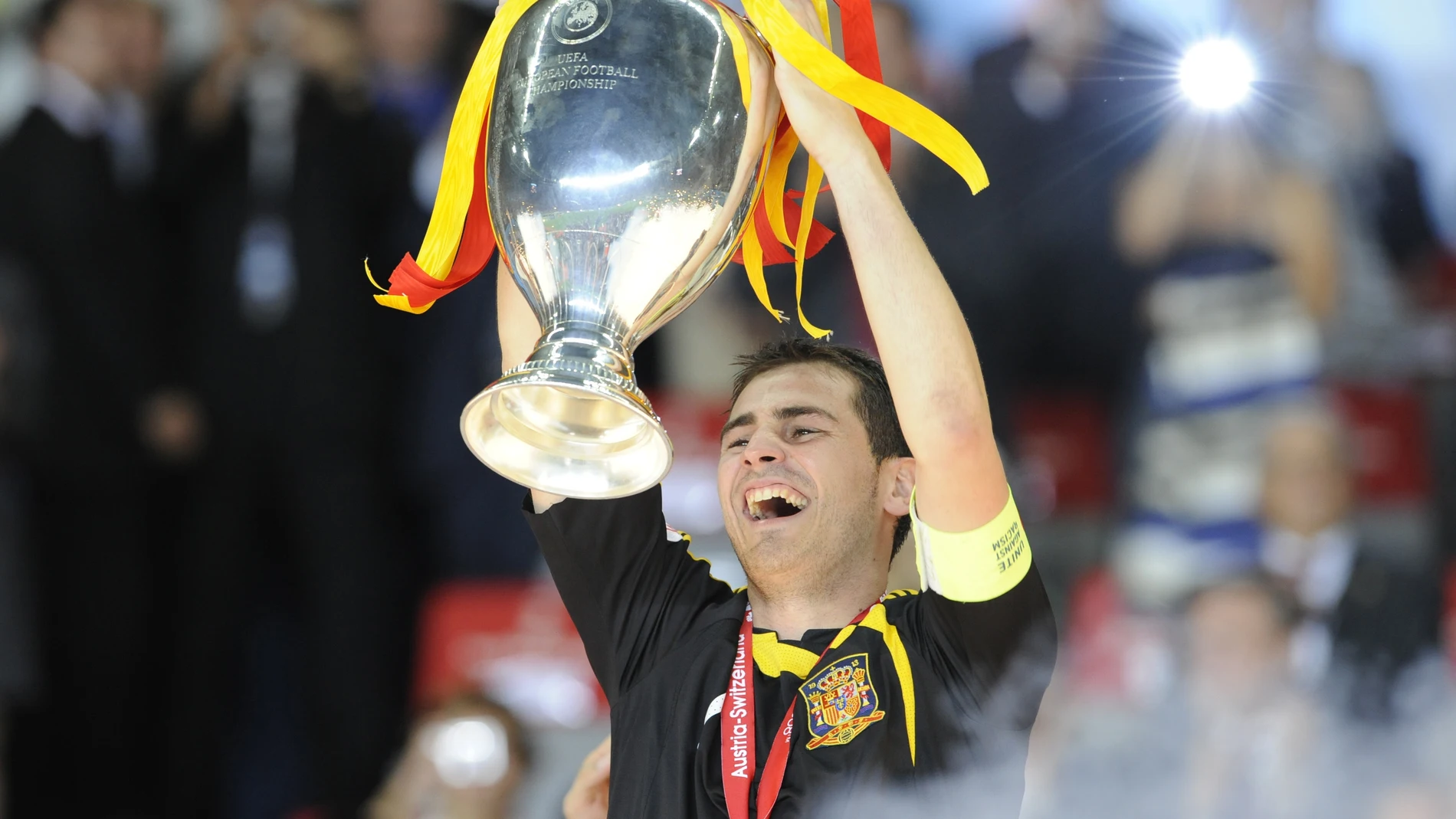 España gana la Eurocopa de fútbol de 2008 de tras ganar en la final a Alemania (1-0). Casillas levanta el trofeo