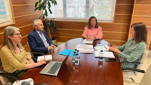 La consejera María González Corral junto a Féiix Cano, Laura Paredes y Ana Núñez