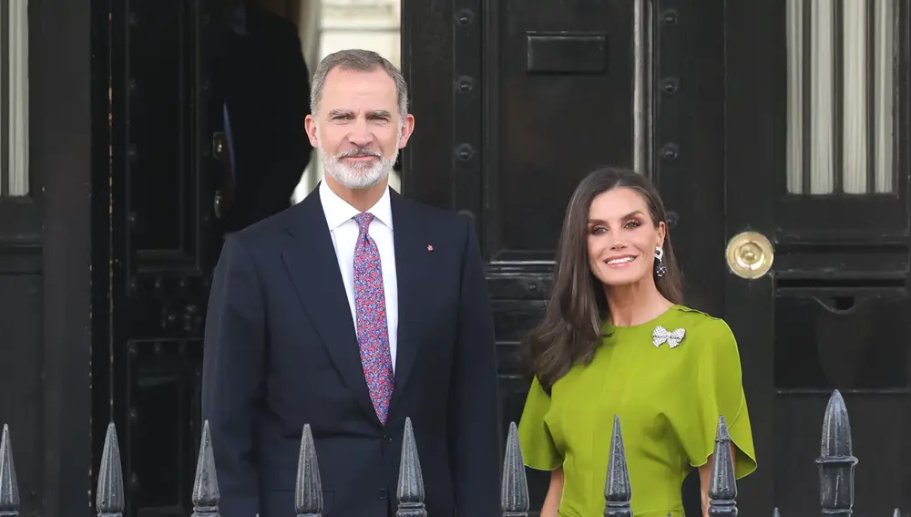 La Reina Letizia se viste de Victoria Beckham a su llegada a Londres.