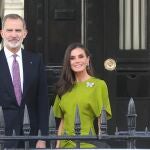 La Reina Letizia se viste de Victoria Beckham a su llegada a Londres.