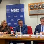 El presidente de la Croem, José María Albarracín, junto a Ana Correa y Juan Jódar