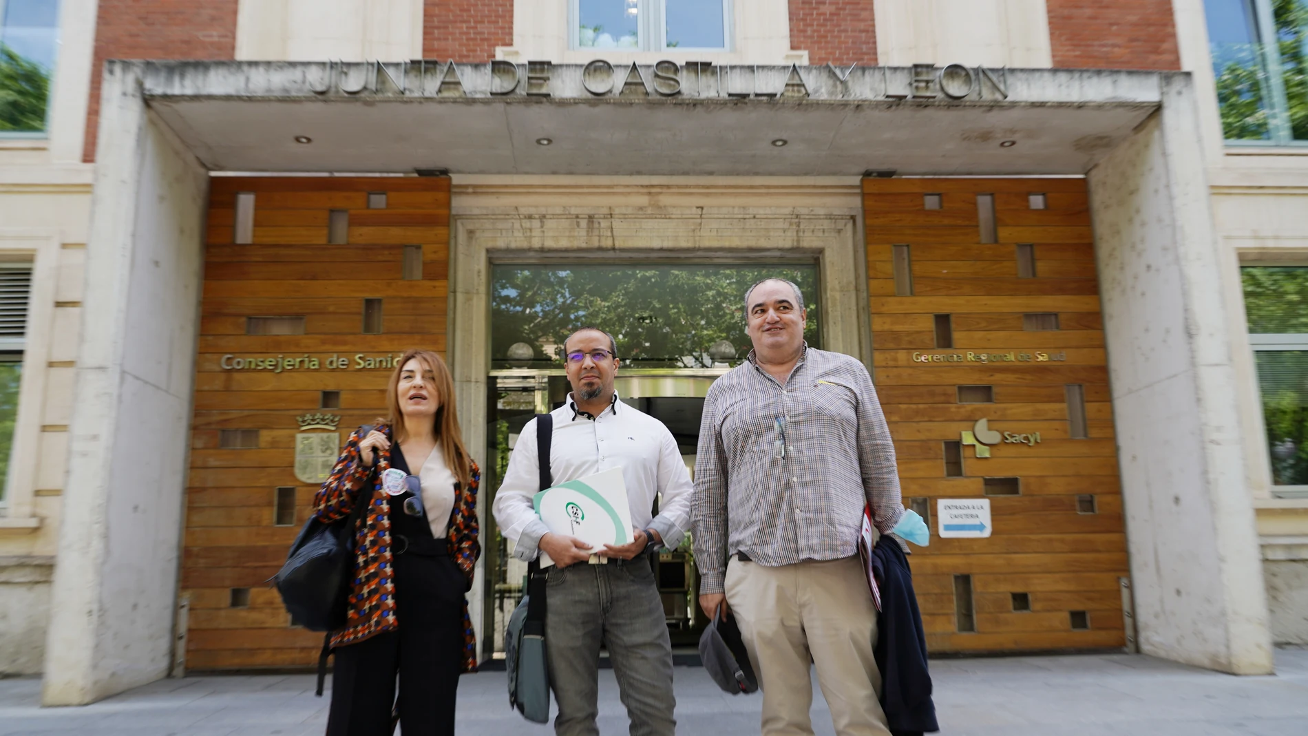 Los representantes de UGT, CCOO y CSIF a la salida de la Consejería de Sanidad