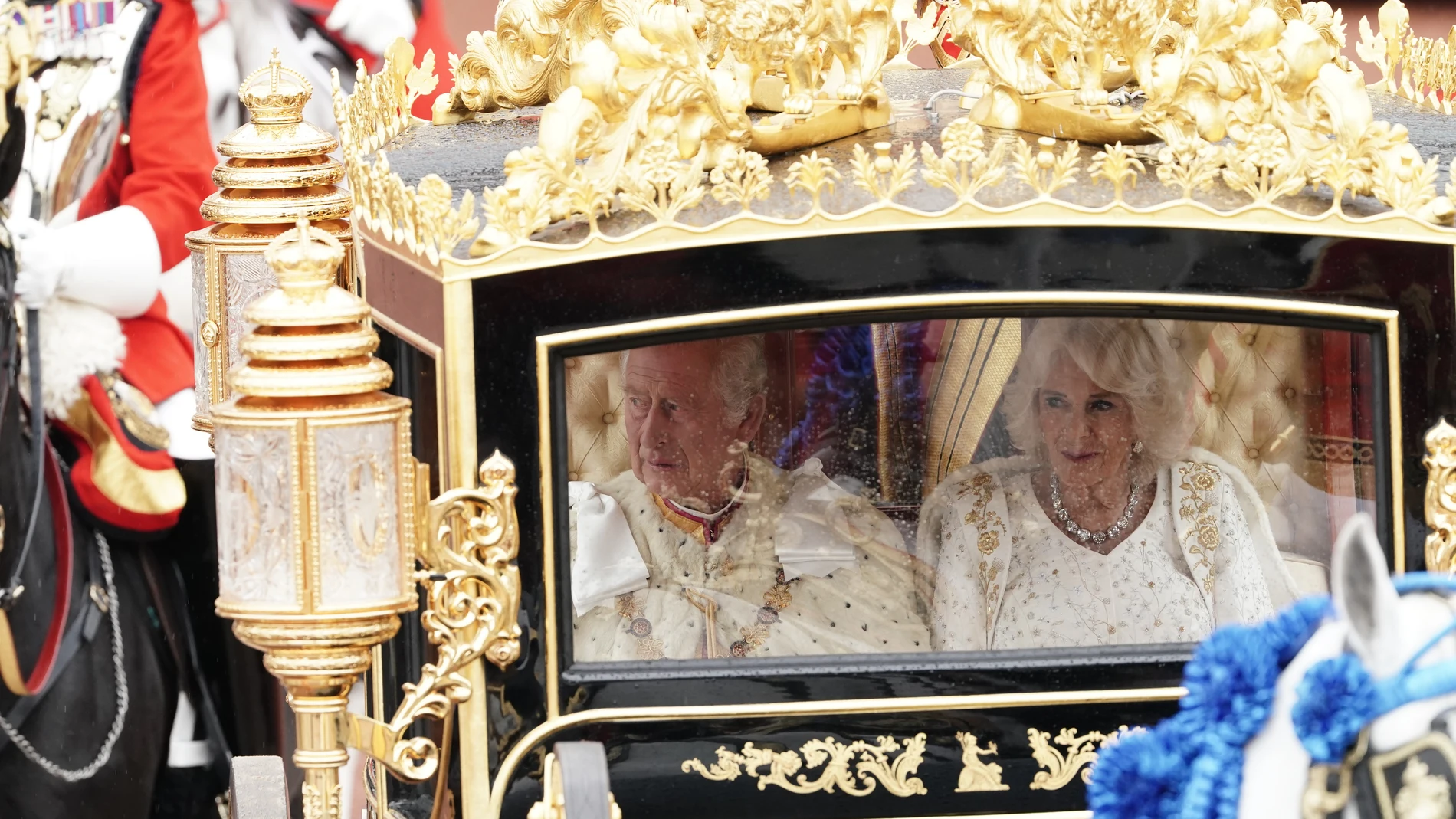 Camila Parker en la coronación de Carlos III.