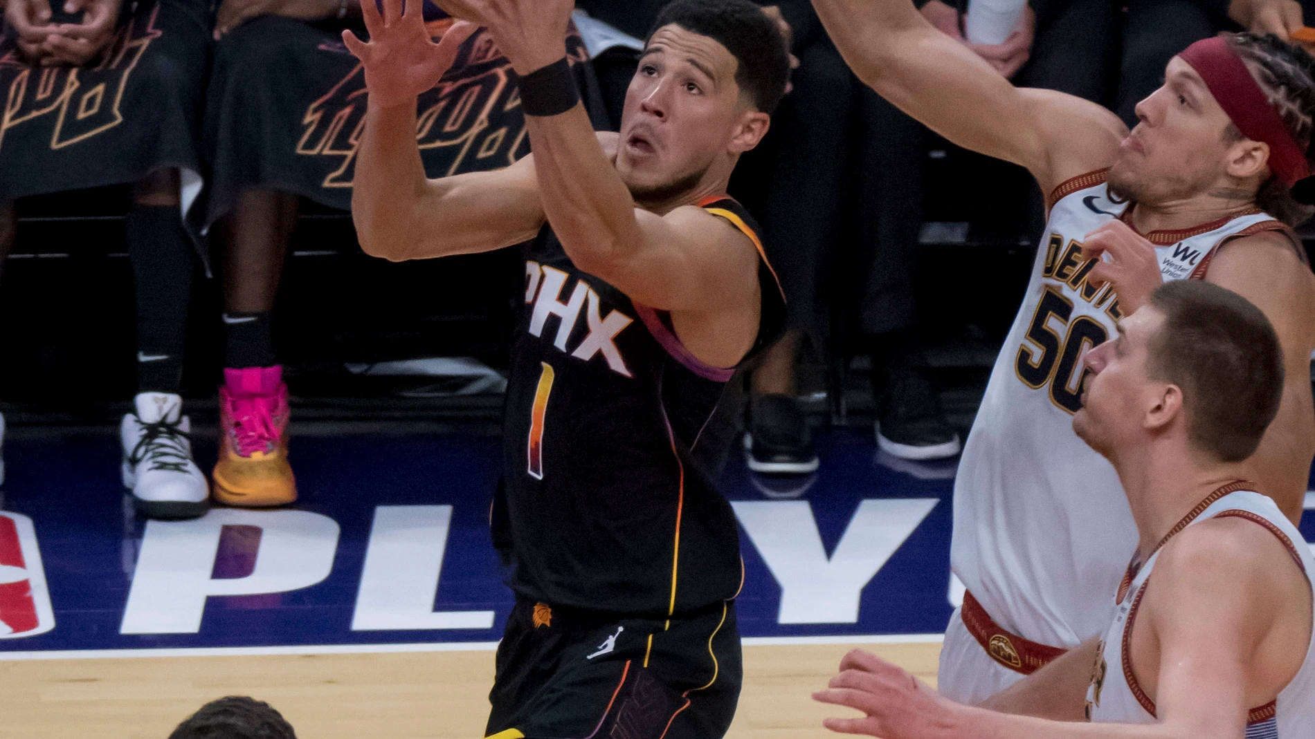 Devin Booker fue una pesadilla para la defensa de los Nuggets
