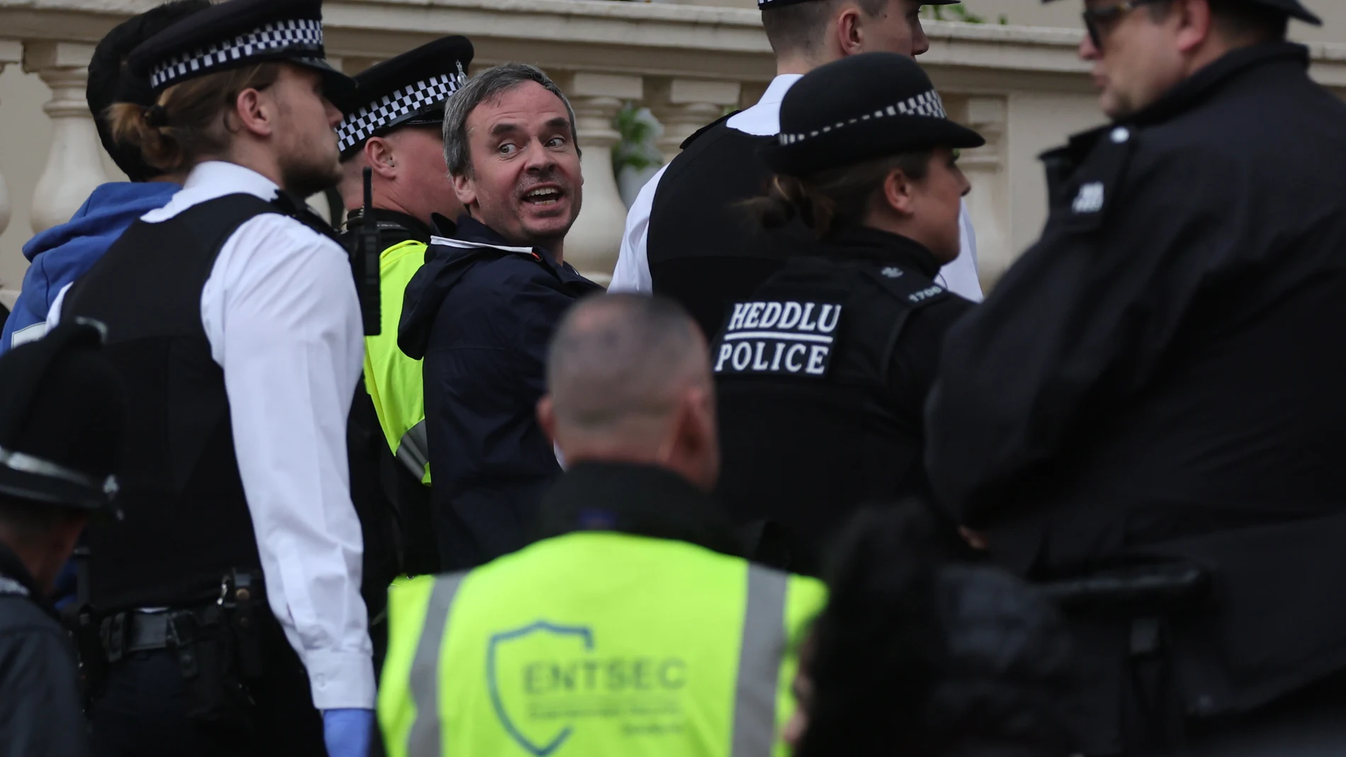 London (United Kingdom), 06/05/2023.- Police detains persons during an anti-monarchy group Republic's protest on the day of the Coronation of Britain's King Charles III in London, Britain, 06 May 2023. The group wants to see the hereditary monarchy in Britain abolished and the King replaced by a democratically elected head of state. (Protestas, Reino Unido, Londres) EFE/EPA/Martin Divisek
