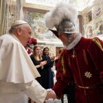 El Papa saluda a un oficial de la Guardia Suiza en el Vaticano